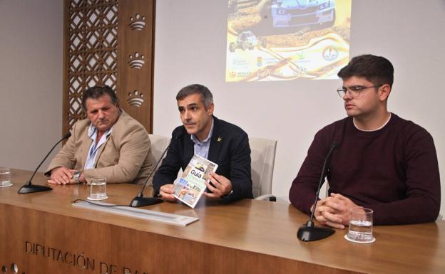 Momento de la intervención de Abel González (c) en la rueda de prensa en Diputación de Badajoz.