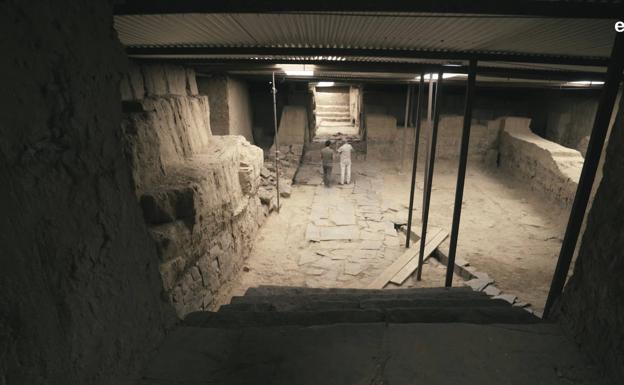 Fotograma del patio de Casas del Turuñuelo en Guareña.