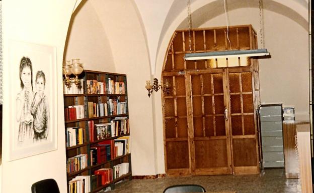 Interior de la biblioteca con la entrada al frente.
