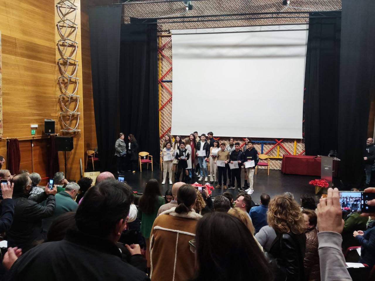 Aspecto del lleno del Centro Cultural con los Premiados posando para fotos del recuerdo.