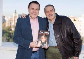 Los autores con su libro que presentarán en Guareña.