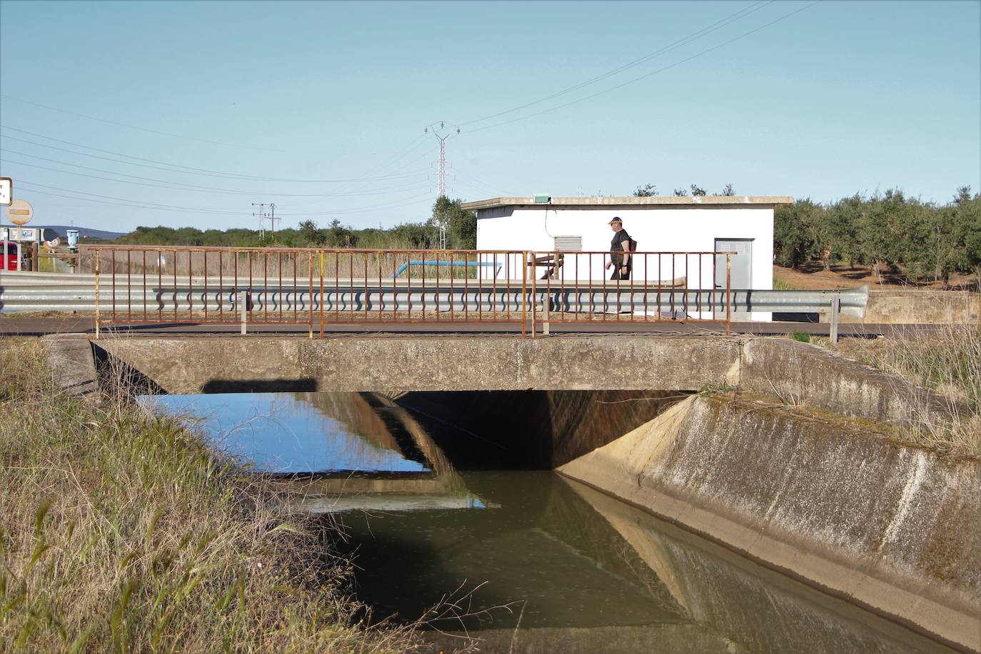El canal del Zújar, colmado de agua para el riego de esta campaña recién iniciada.