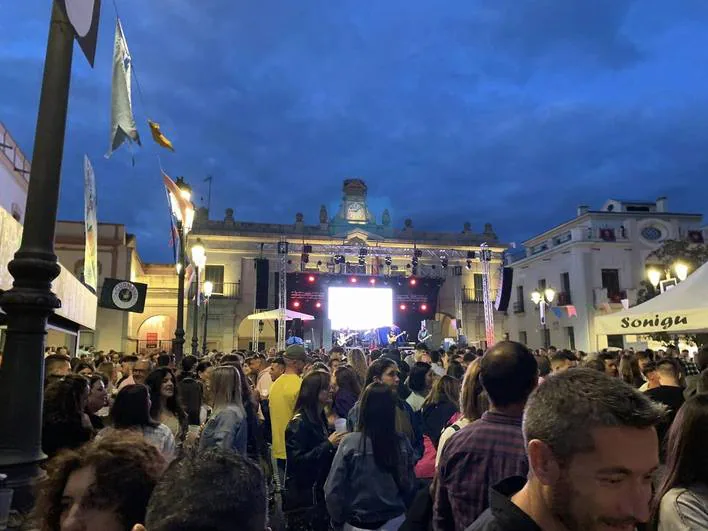 Gran ambiente concentró la Plaza de España en los conciertos.