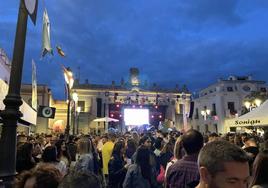 Gran ambiente concentró la Plaza de España en los conciertos.
