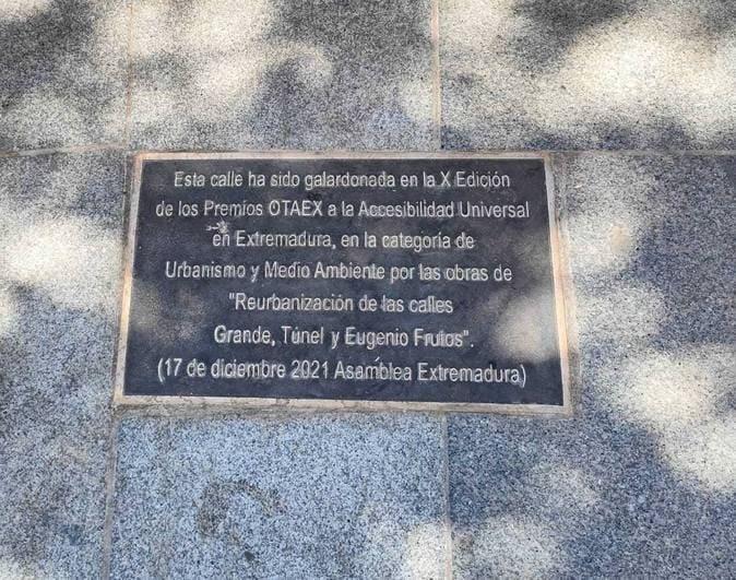 Placa instalada en el suelo de la Plaza de España de Guareña.