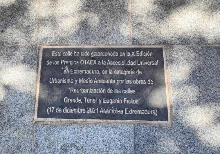 La Plaza de España luce una placa por las plataformas únicas construidas