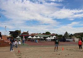 Panorámica del inicio de la Gala Benéfica en las pistas polideportivas municipales.