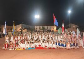 Foto de familia de las niñas de gimnasia rítmica que iluminaron la feria de mayo de Guareña.