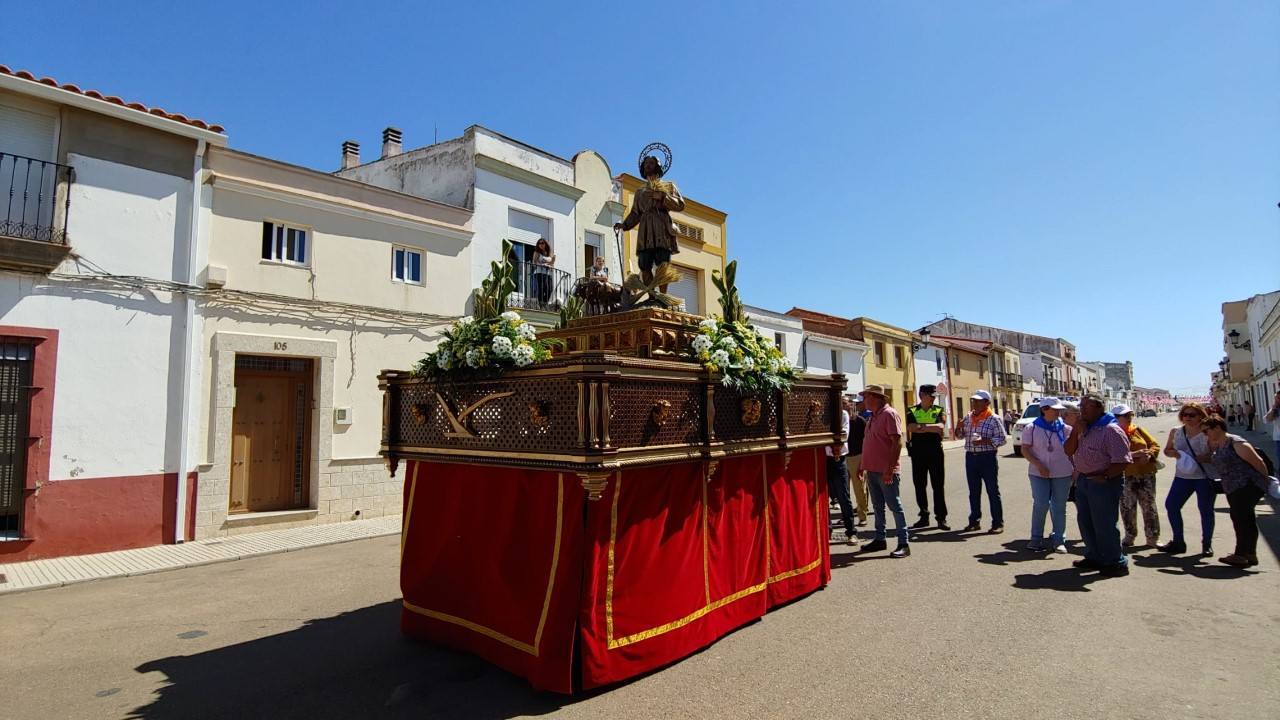 Imagen de archivo del momento de iniciar la procesión de San Isidro hacia su ermita en el pantano San Roque.