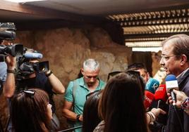 Guillermo Fernández Vara atendiendo a los medios informativos en El Turuñuelo.