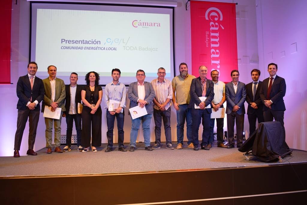 Juan Carlos Fernández sexto por la derecha en la presentación del proyecto energético local.