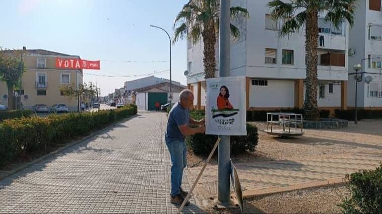 El candidato a la alcaldía por UPG, Ángel Gómez, colocando carteles en carretera de Manchita.