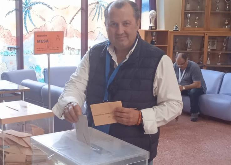 Pedro Romero en el momento de votar en San Gregorio Nuevo.