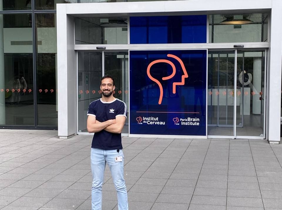 Carlos a las puertas del instituto Brain Paris.