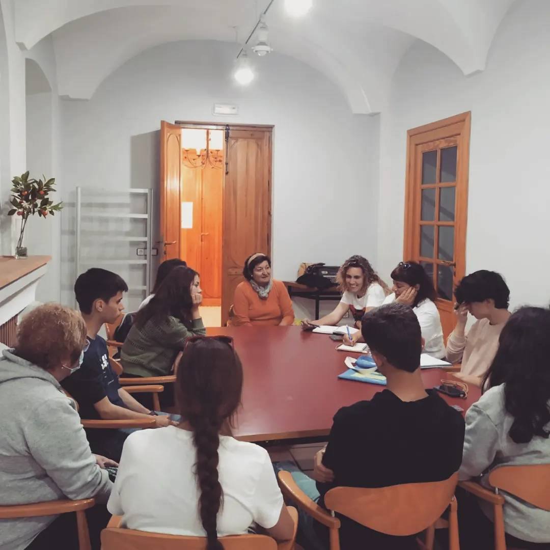 El grupo de alumnos y arqueólogos con mujeres de La Nacencia.