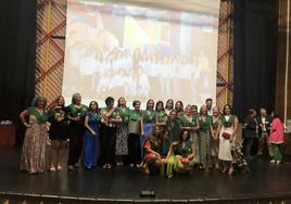 Foto familia de las alumnas graduadas de auxiliares de enfermería con su profesor Juan Diego Cuenda.