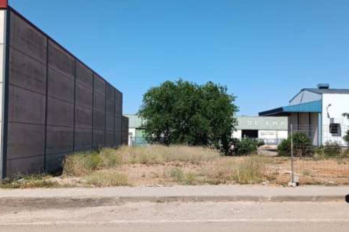 Lugar donde se construirá la nave polivalente para mayores.