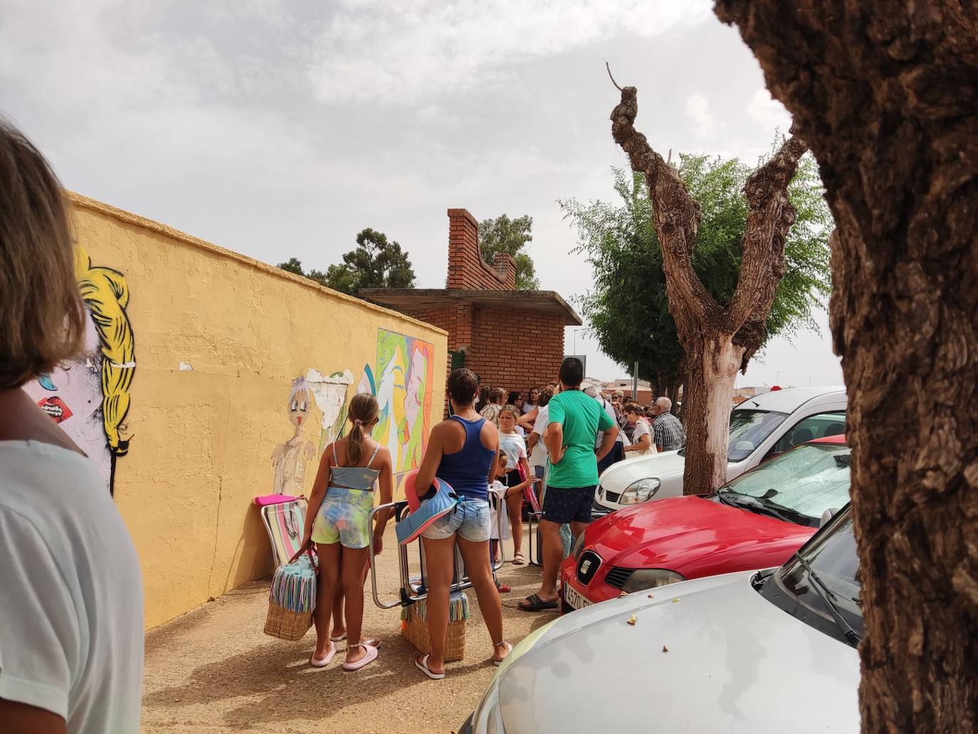 Unas cien personas esperando que la piscina municipal abra sus puertas.