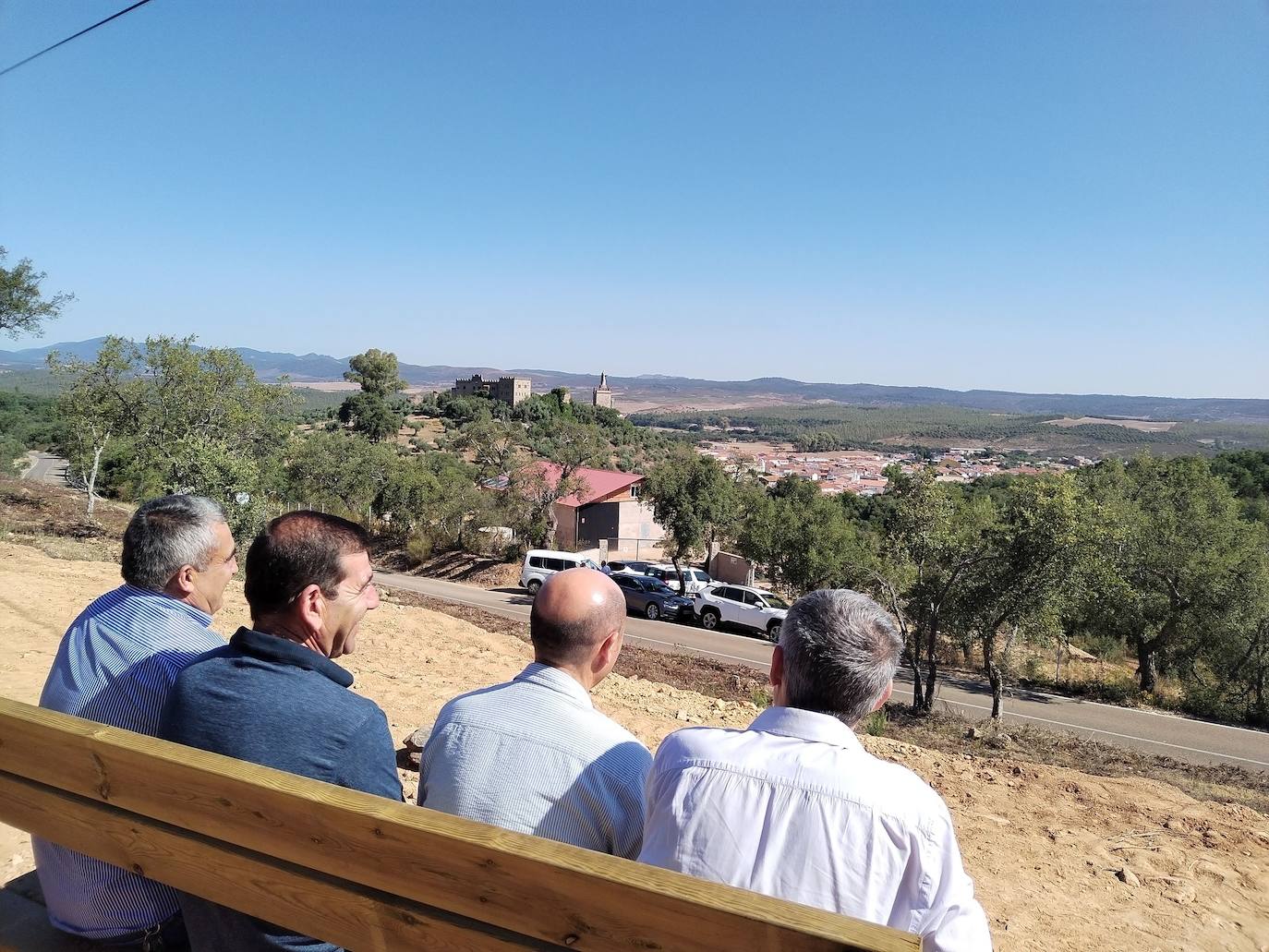 El diputado Abel González (primero por la derecha) visitando el mirador en La Codosera.