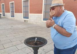 Pedro Morcillo hidratándose en la fuente de la Plaza de España de Guareña.