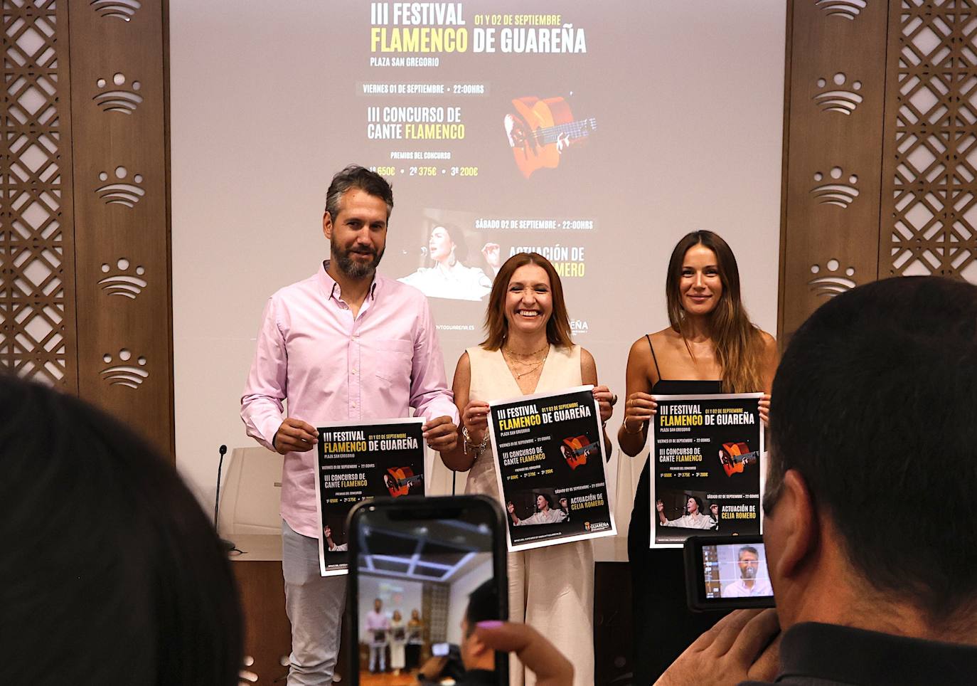 El edil de Festejos de Guareña, Pedro Gil, Lourdes Linares y Celia Romero, presentando el Festival Flamenco.
