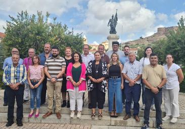 Foto familia de alcaldes y concejales de pueblos que integran la Mancomunidad Guadiana.