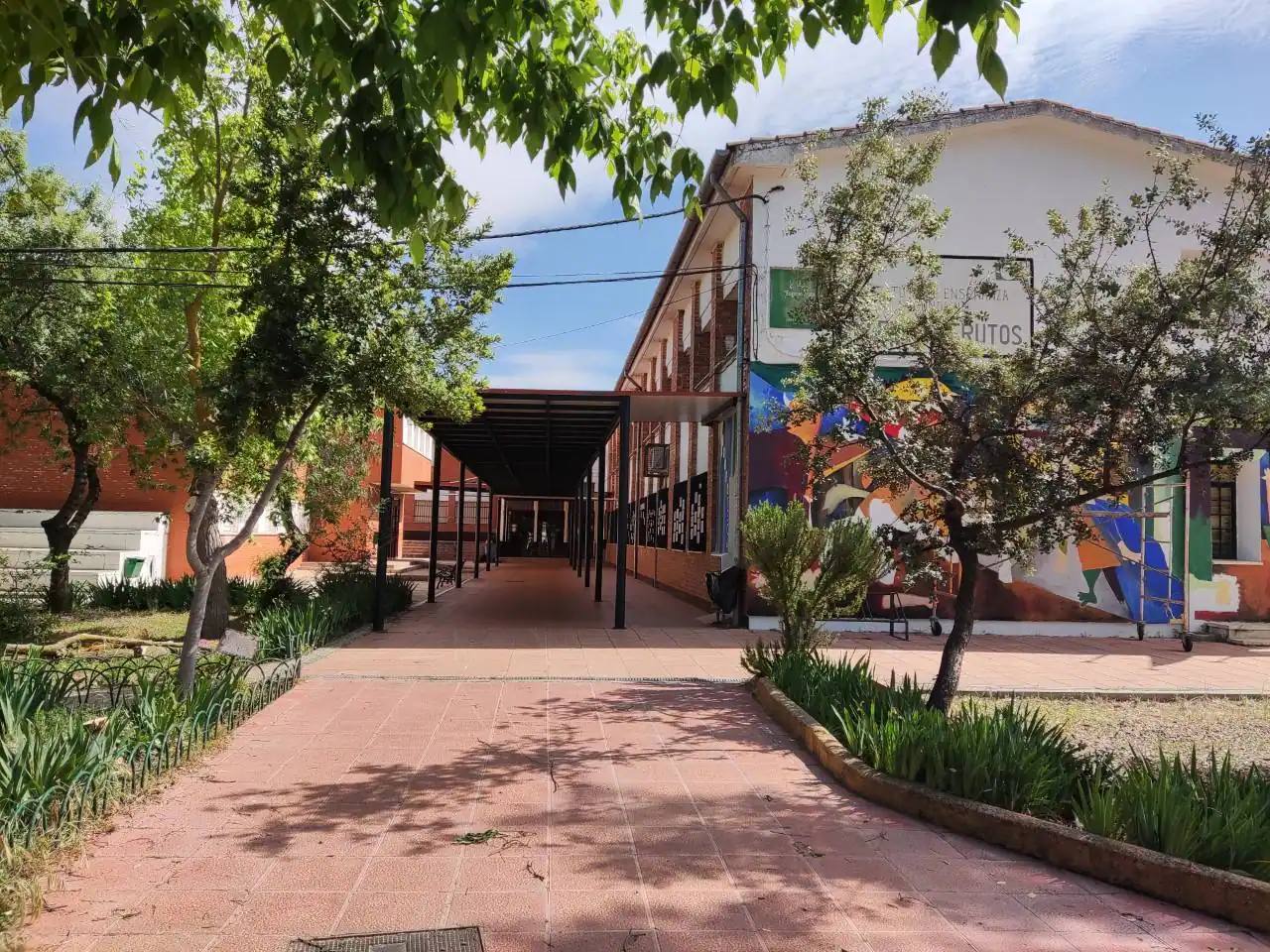 Imagen de archivo de la entrada al instituto de Guareña.