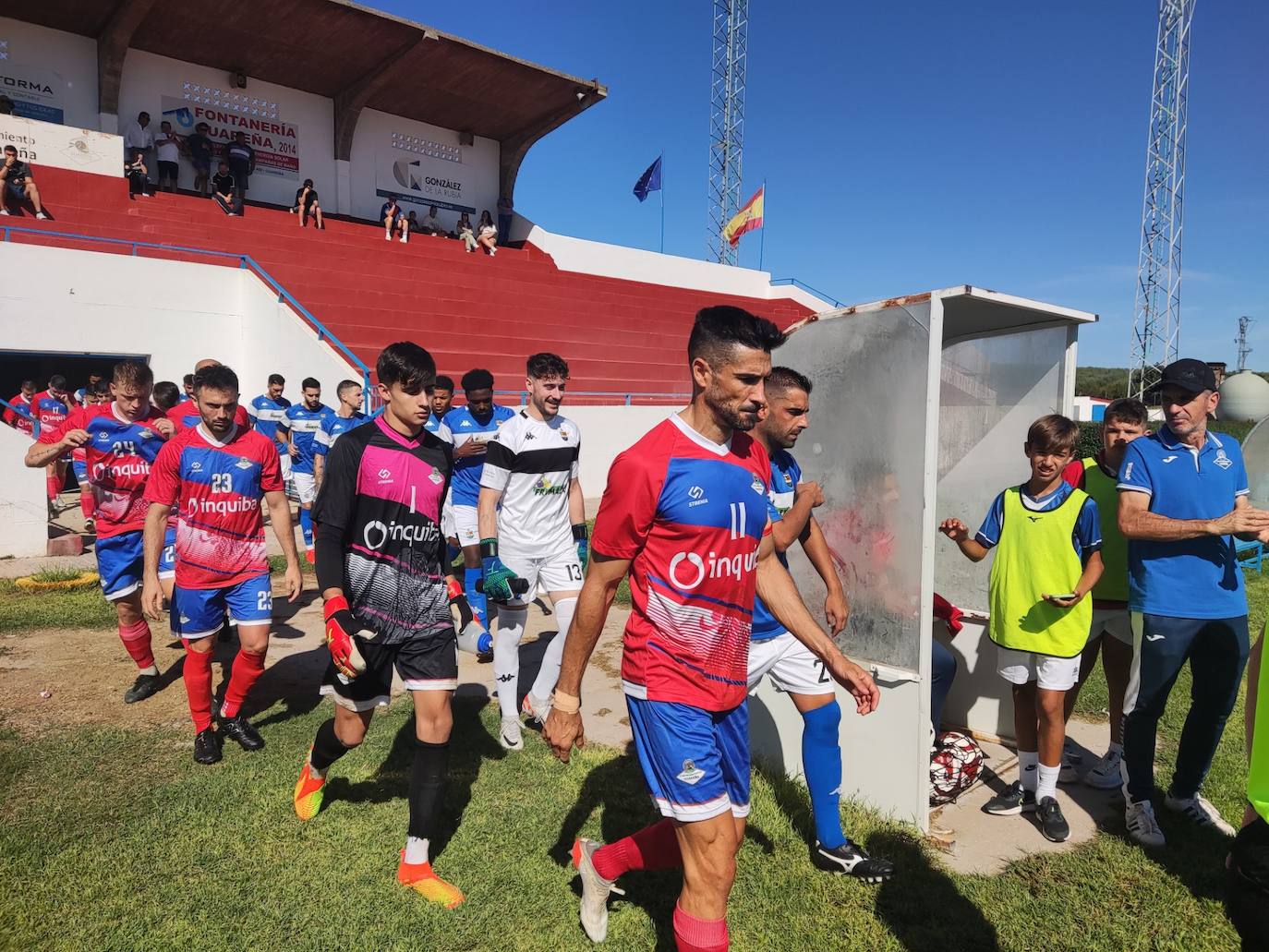 Momento de la salida de los dos equipos al terreno de juego en La Noria de Guareña.