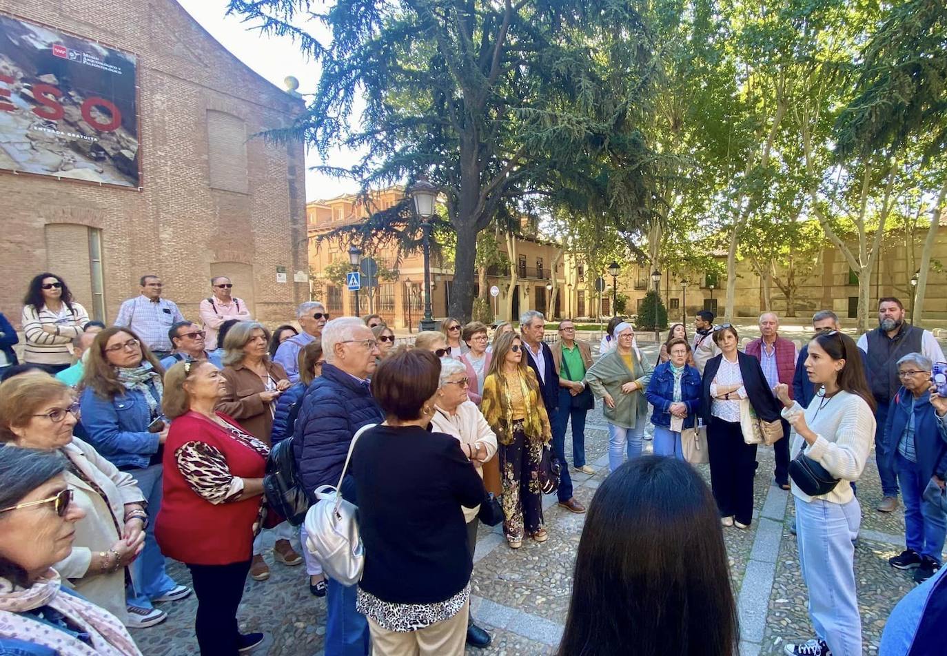 Guiomar Pulido explicando a los guareñenses lo que verán en la exposición dentro del museo.