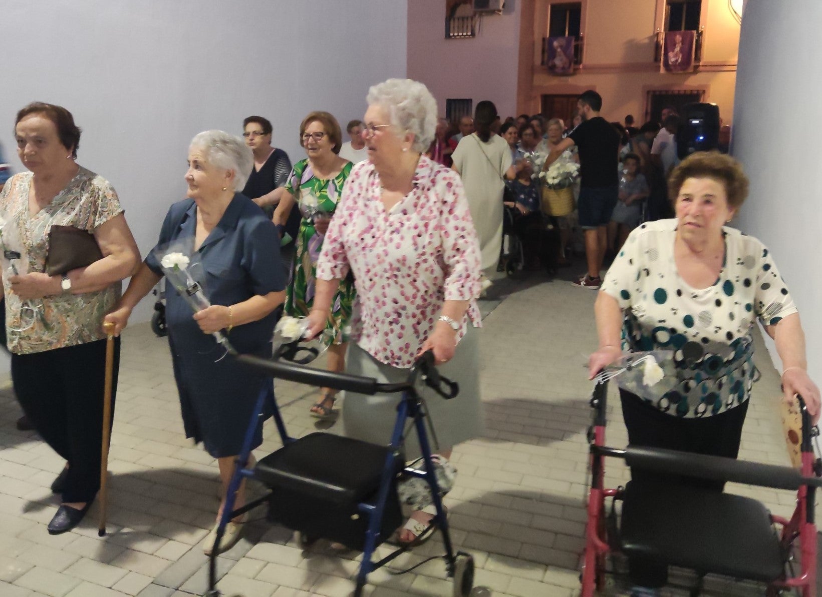 Primeras mujeres pasando por la nueva calle Del Calderero de Guareña.