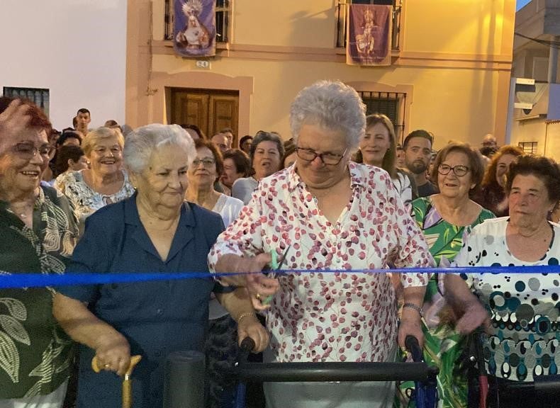 Antonia Mancebo y otras vecinas mayores inauguraron la calle Del Calderero