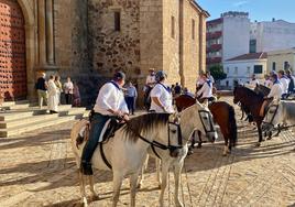 Jinetes con sus caballos fueron bandecidos en el atrio de Santa María por el párroco Ismael Pastor.