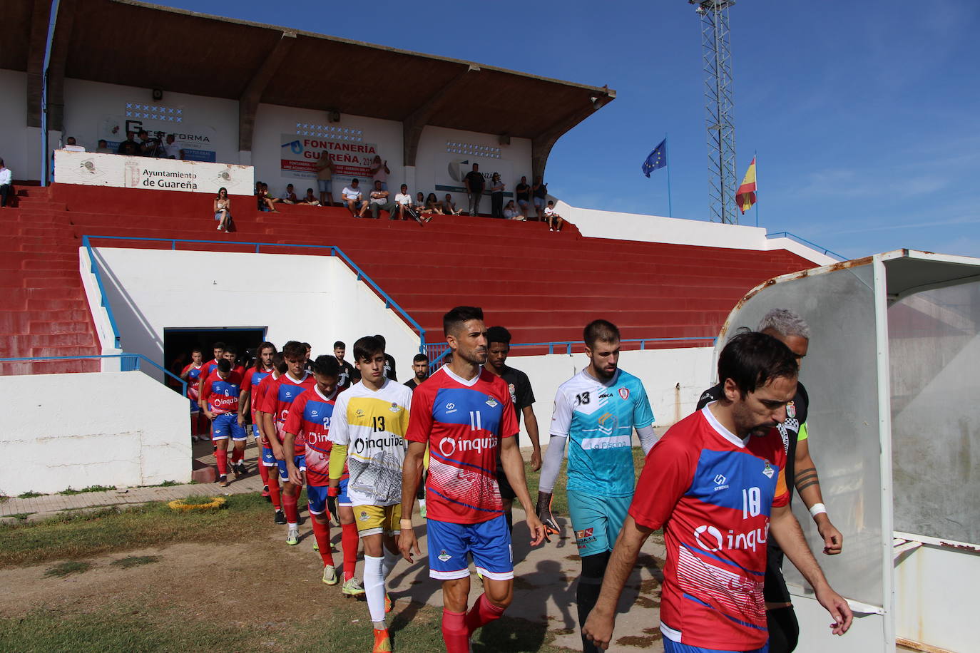 Salida de los equipos al terreno de juego en La Noria.