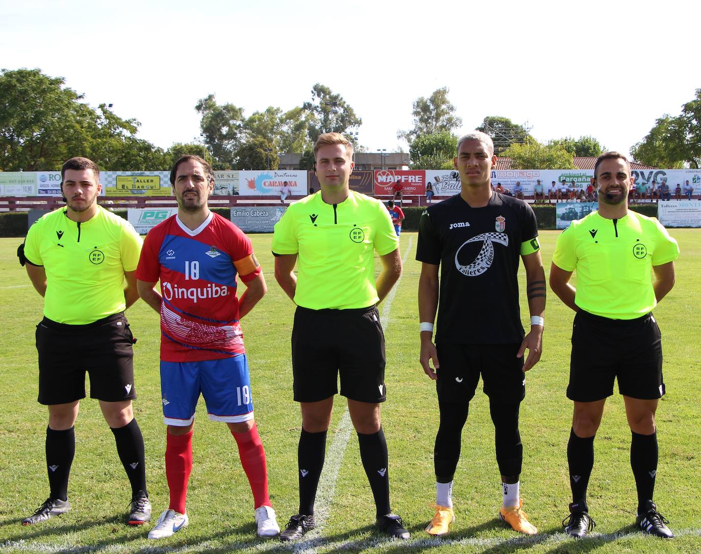 Trío arbitral y los capitanes Darío y Duván.