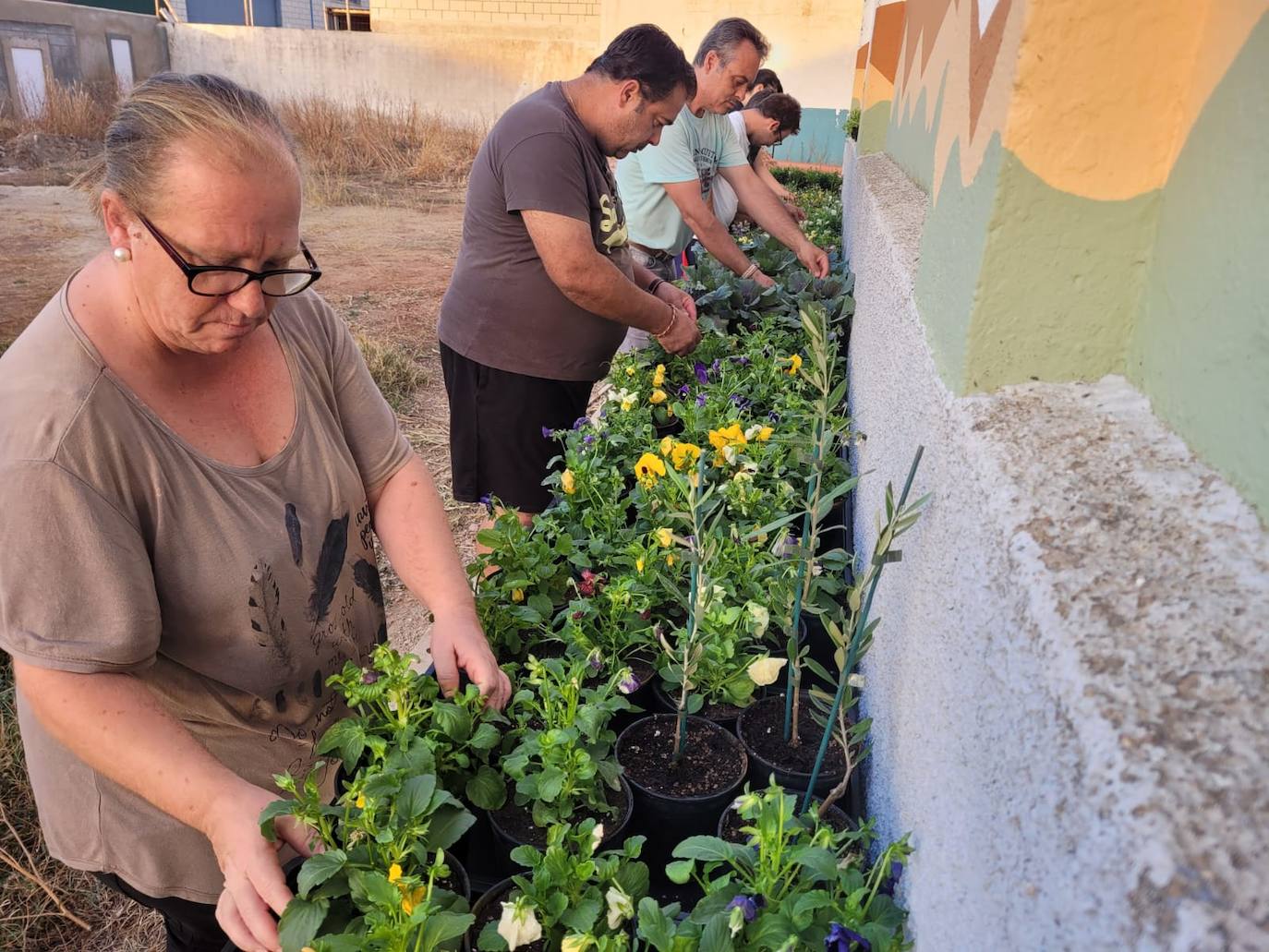 El alumnado siempre atento a los cuidados de las plantas.