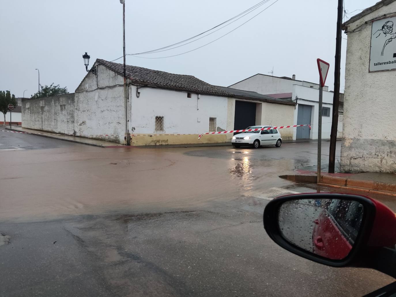 Concentración de agua en el inicio de la calle El Pilar.