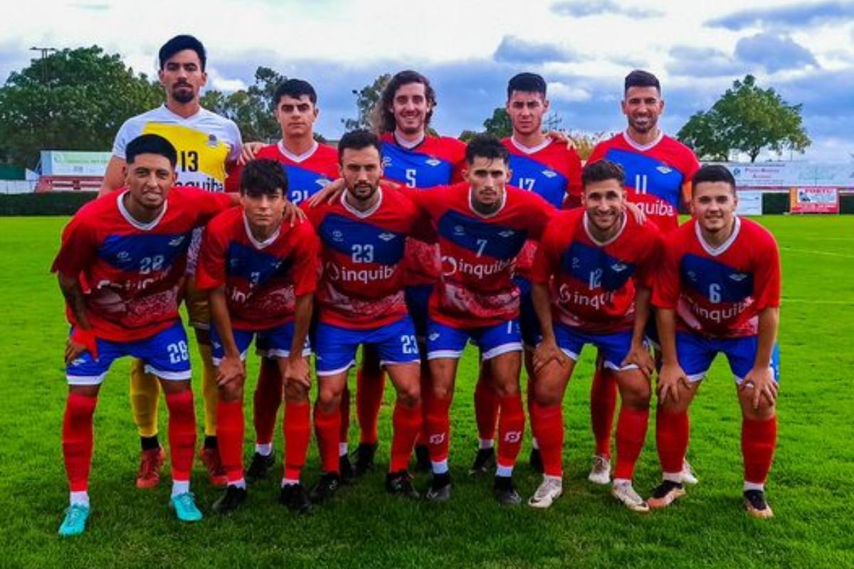 Víctor, Paco, Gerardo, Monterrey y José Toledo. Agachados Néstor, Alejandro Granado, Antonio Juez, Moro, Joselu y Rubén.