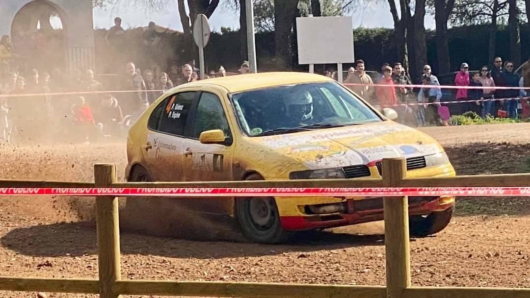 Momento de la prueba en la que los portugueses pasan por la zona del pantano San Roque llegando a la meta.