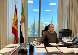 El director de administración local de la Junta de Extremadura, Pedro Romero, en su despacho.