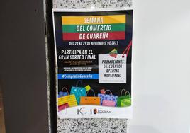 Cartel anunciador de la Semana del Comercio de Guareña en uno de los establecimientos adheridos.