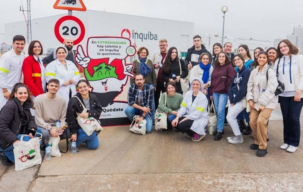 Jóvenes visitando las instalaciones de Inquiba.