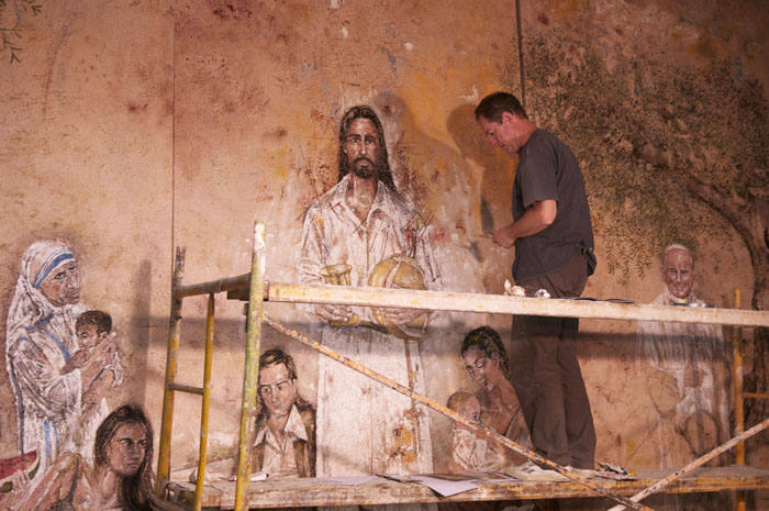 Damián en plena faena pintando una obra en una iglesia.