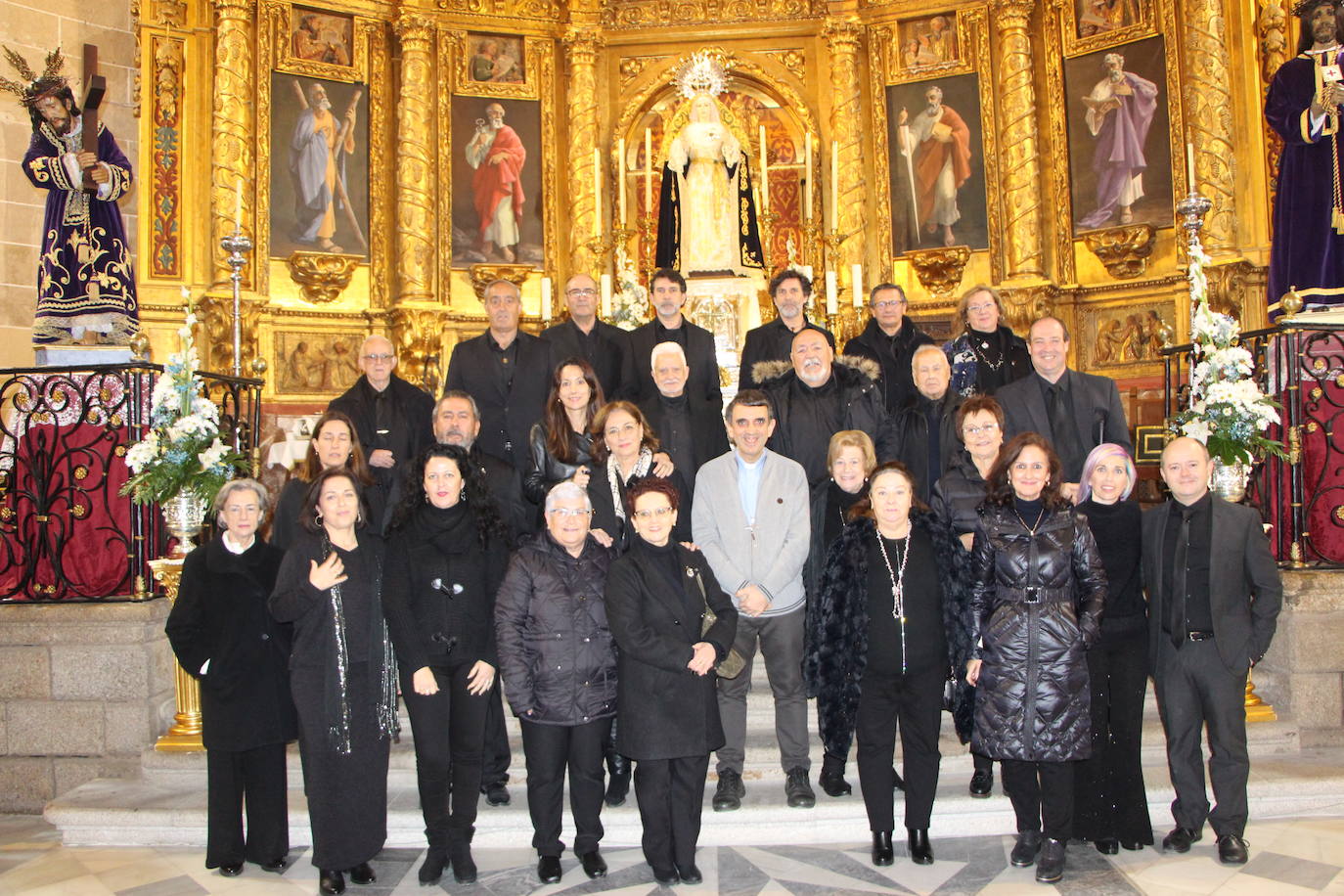 Coral Bel Canto con el obispo Ernesto.
