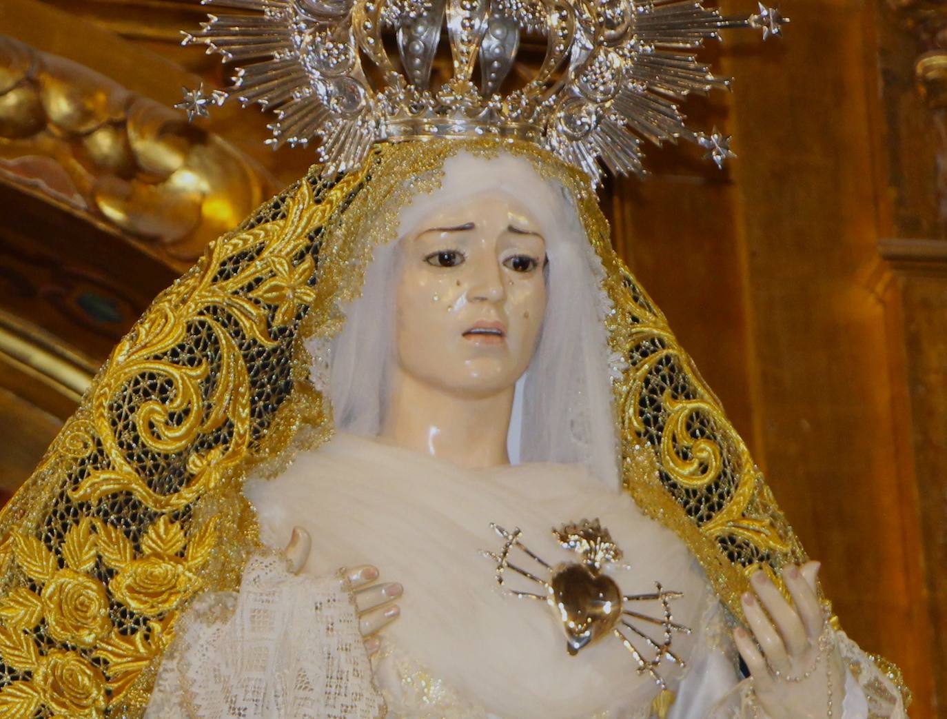 Imagen Virgen de la Amargura en el altar mayor de Santa María.