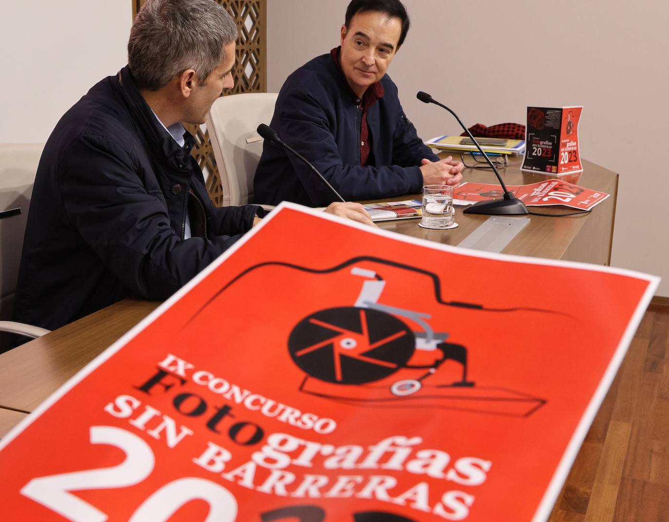 Cartel anunciador en primer plano en la presentación del concurso de fotos sin barreras.