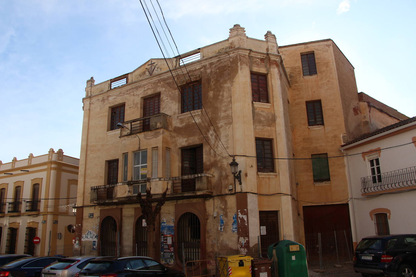 Fachada y parte lateral con entrada para vehículos al interior del edificio.
