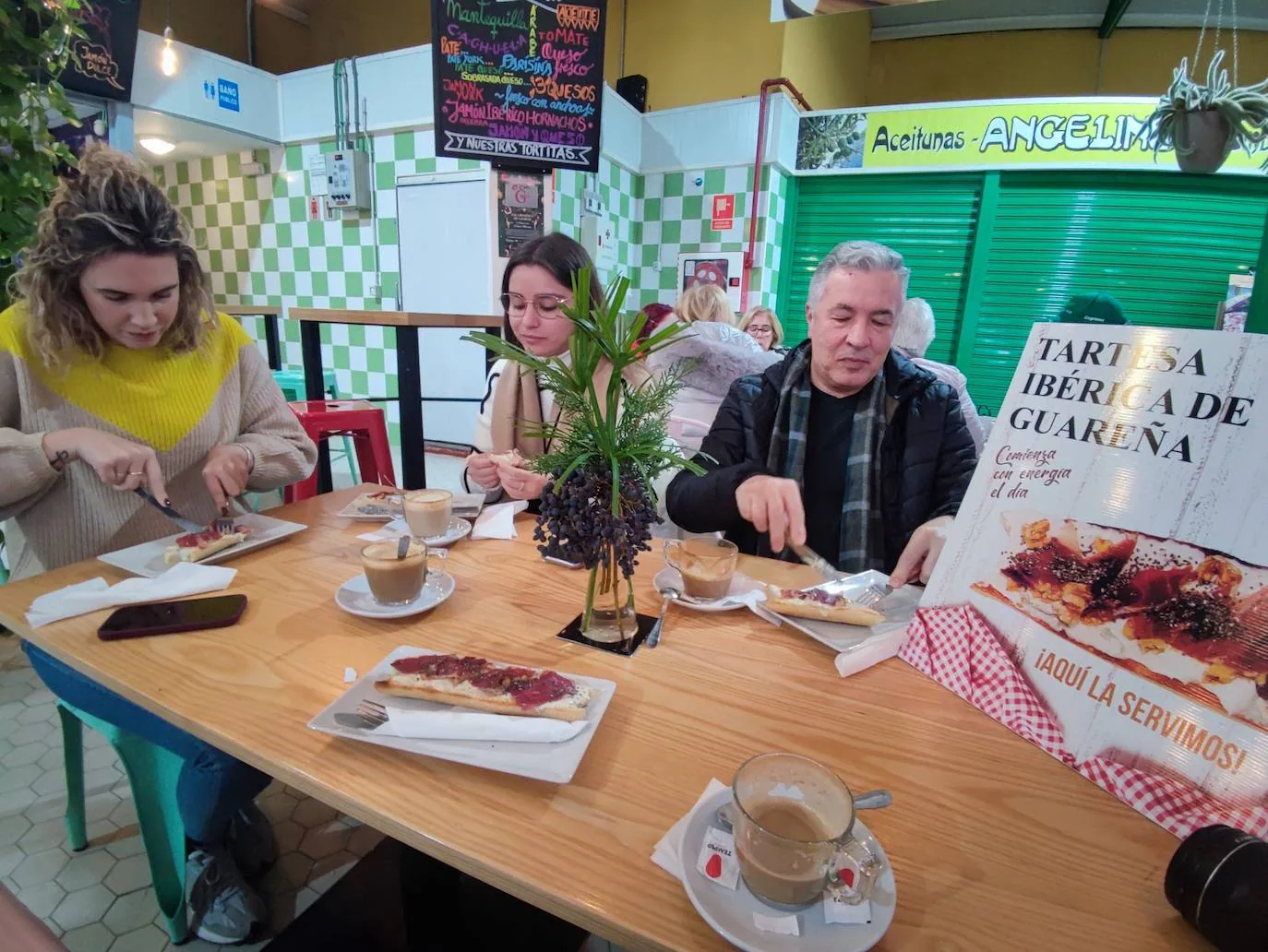 Saboreando y partiendo la tostada de desayuno ideada por la asociación Luis Chamizo.