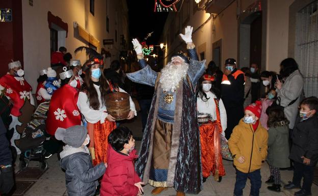 Imagen de archivo de Melchor bajando por la Calle Cuatro Esquinas rodeado de niños.