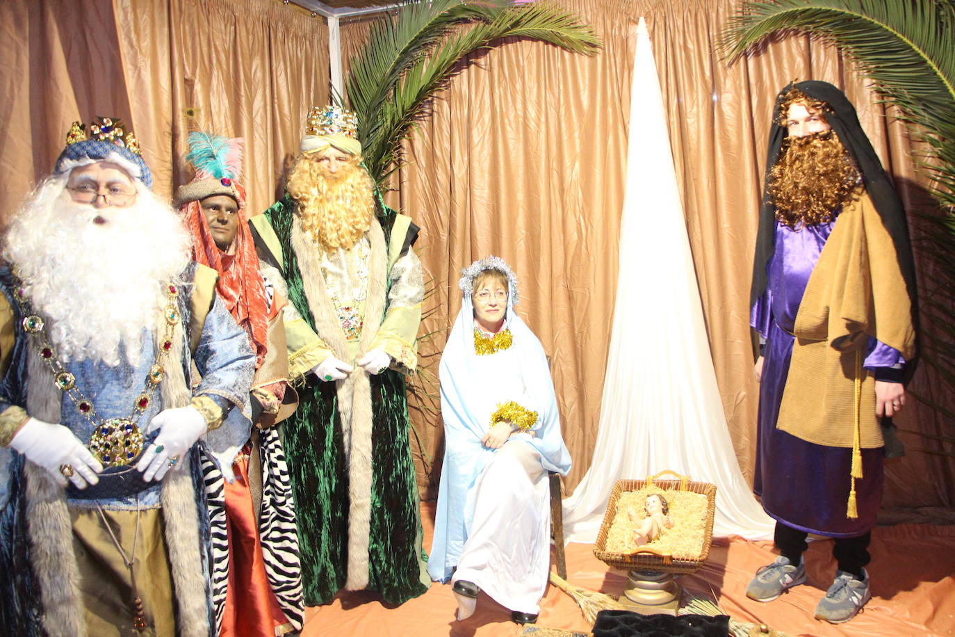 Los Magos de Oriente visitando el portal viviente.