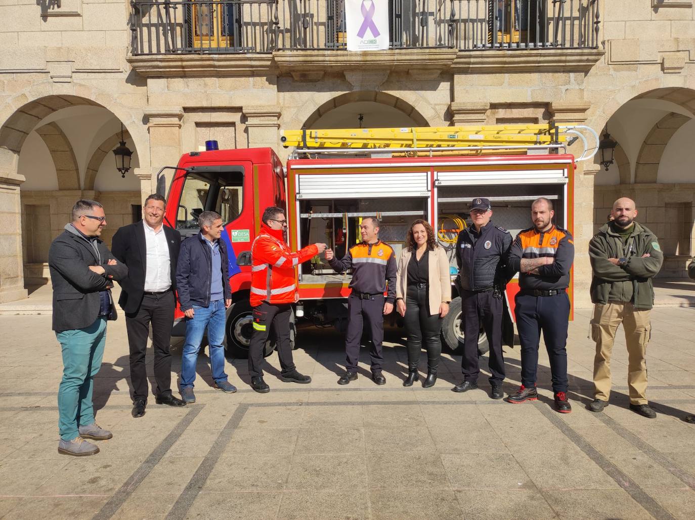 Diputación de Badajoz entrega un camión de bomberos al pueblo de Guareña